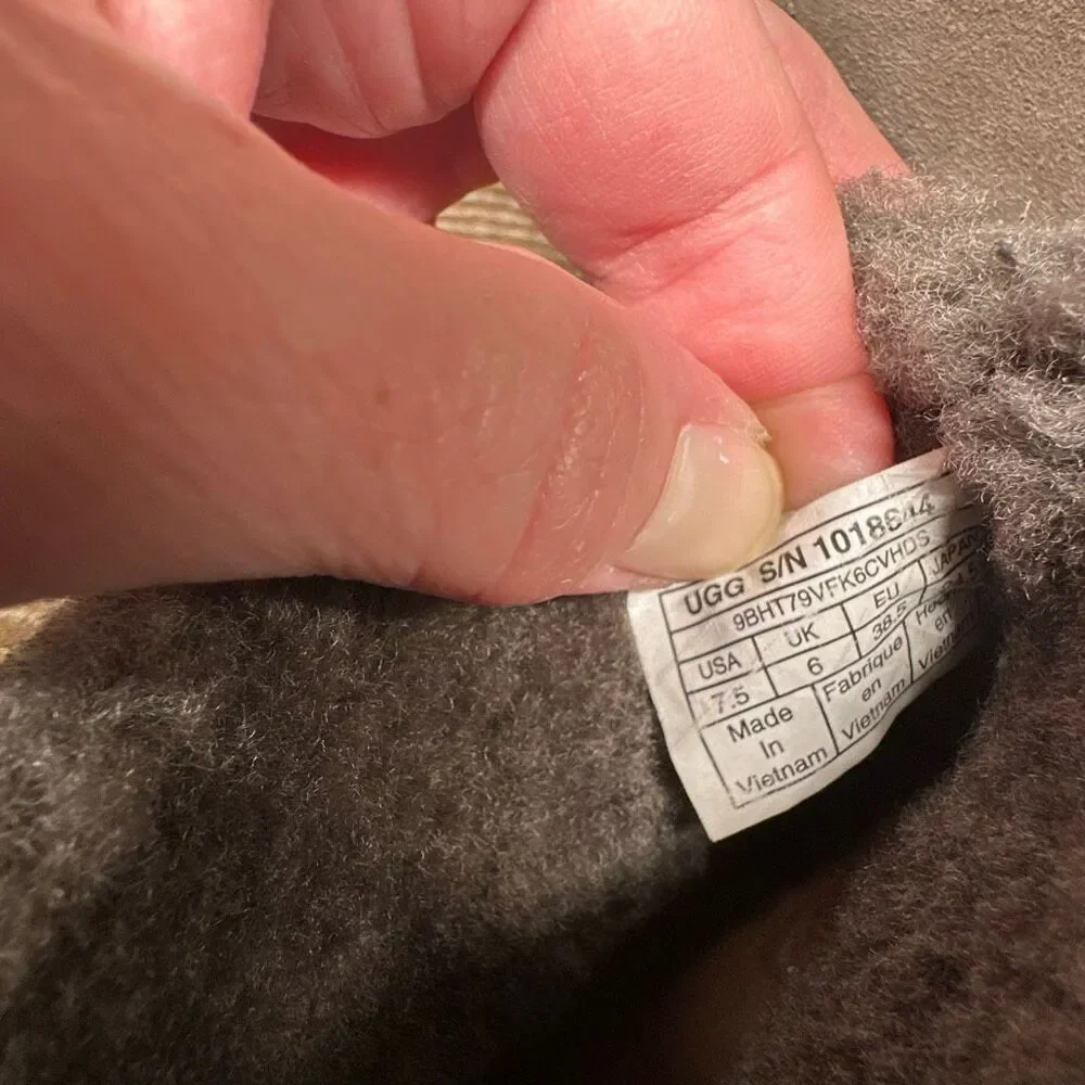 UGG  Kasen Booties 7.5 Suede‎ Grey Fur Lined Ankle Boots Women’s